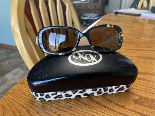 XOXO Dani Cream X2314P 130 Polarized Sunglasses. Very Good Condition. W/ Case