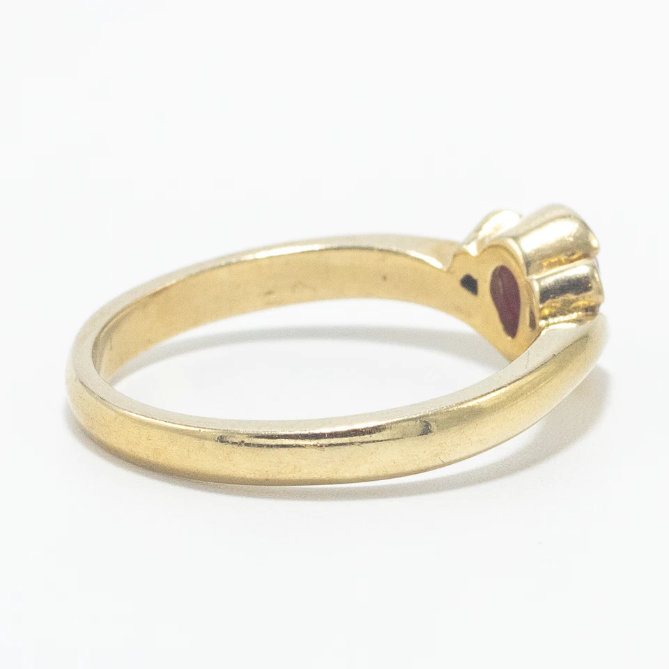 Anillo de oro amarillo de 9 quilates con diseño de horquilla de diamantes y rubí talla pera O 1/2 Foto 3 de 4