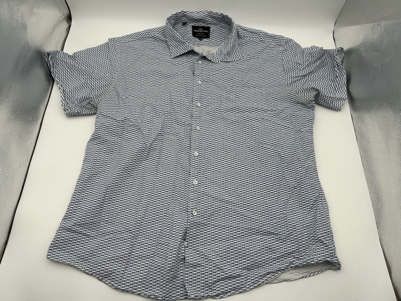 RODD & GUNN Mens Size 2XL Short Sleeve Button Up Shirt Blue Fish Print