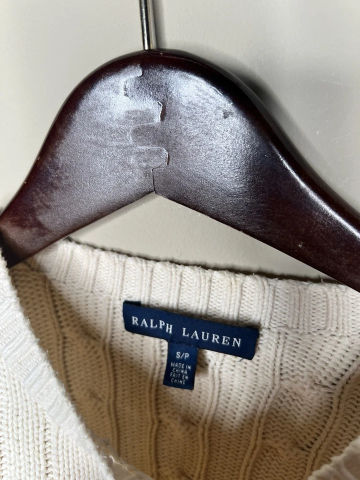 Suéter para mujer Ralph Lauren crema tejido con cable cuello redondo con logotipo polo azul. Pequeño Foto 3 de 3