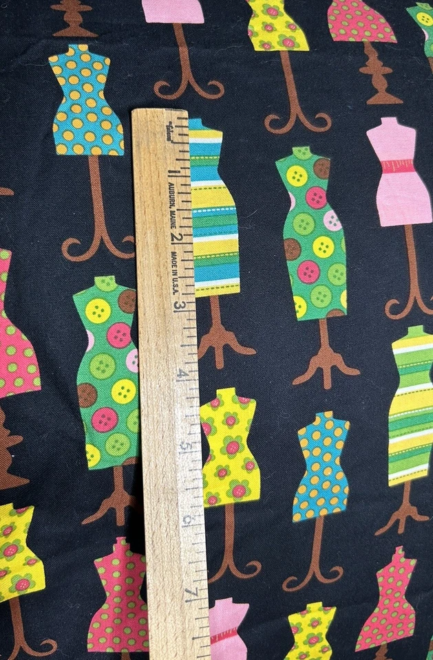 Pieza de tela de algodón novedad acolchado en blanco 25" x 28" ~ patrón de forma de vestido 6452 Foto 3 de 4