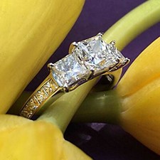 Anello di fidanzamento 3 pietre finitura oro giallo 14 kt taglio...