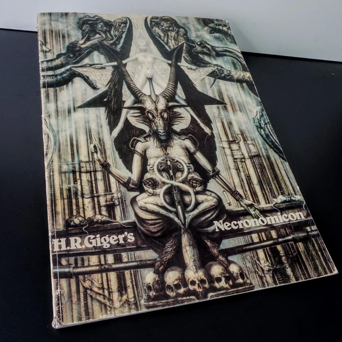 Preços baixos em Giger necronomicon | eBay
