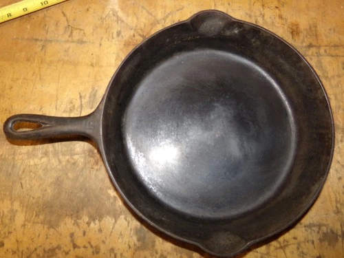 Griswold No 9 Cast Iron Skillet Vintage 710 D Erie, PA, USA Small Logo