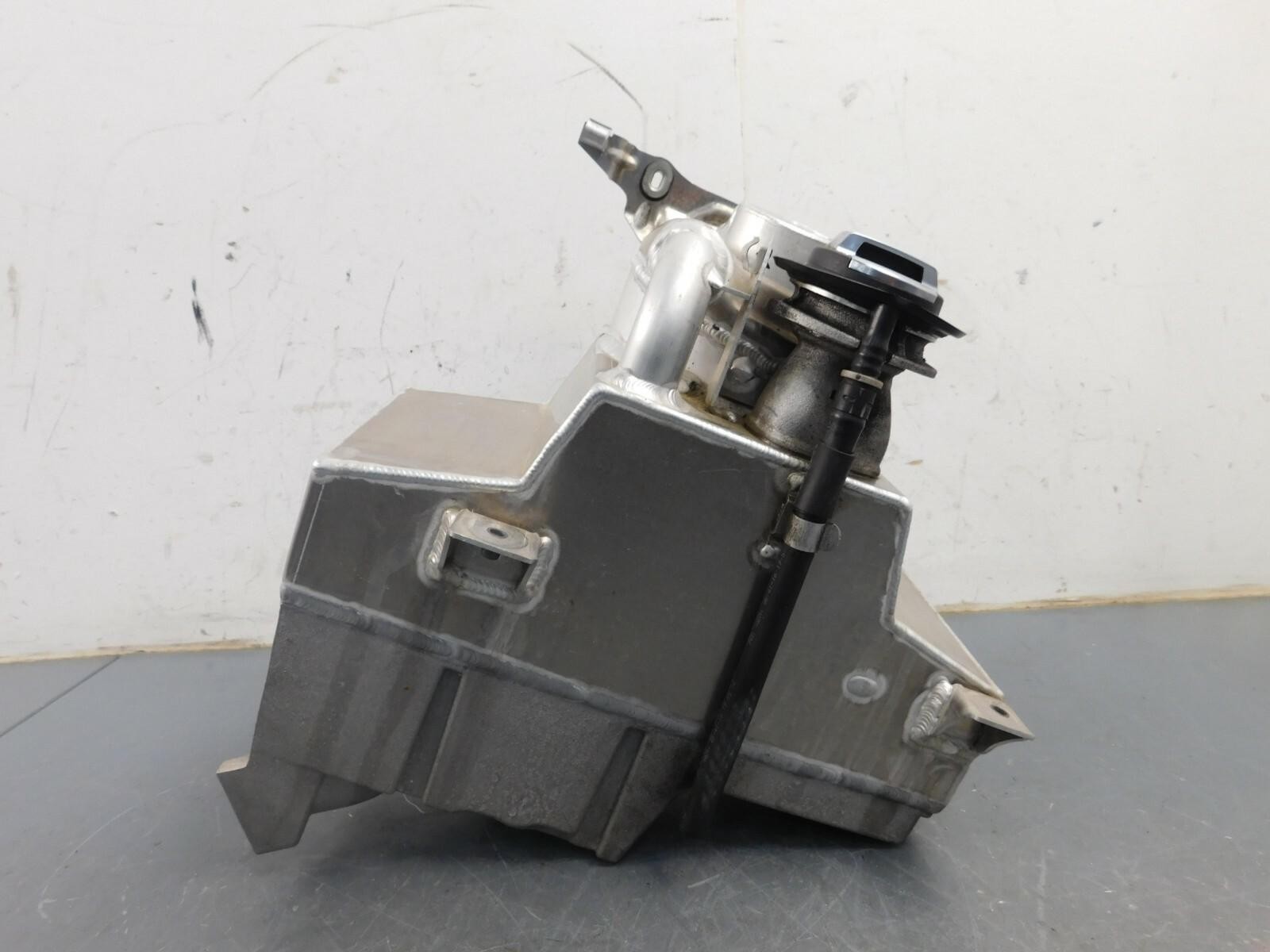 2017 18 20 21 22  Audi R8 V10 Plus Oil Sump Reservoir Tank / Cap #3627 X4