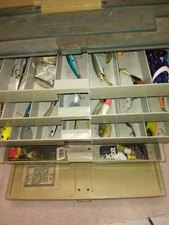 Vintage Plano 777S Tackle Box w 21 Top Waters ++ Dirty! WOW!! (SEE DESCRIPTION)