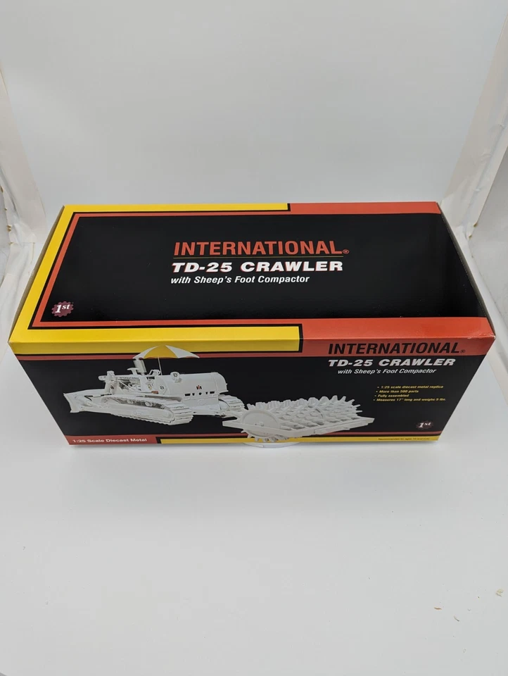 Oruga International TD-25 1/25 blanca con compactador de pie de oveja de First Gear Foto 4 de 4