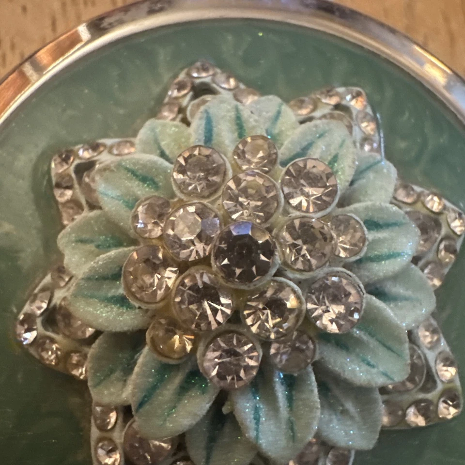 Estuche compacto espejo diseño floral verde estrás Foto 2 de 4