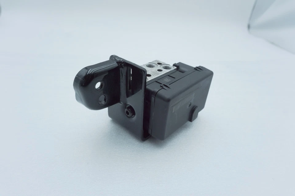 Harley Dyna 2012 FXDWG Wide Glide OEM ABS bomba de freno y módulo de control Foto 4 de 4