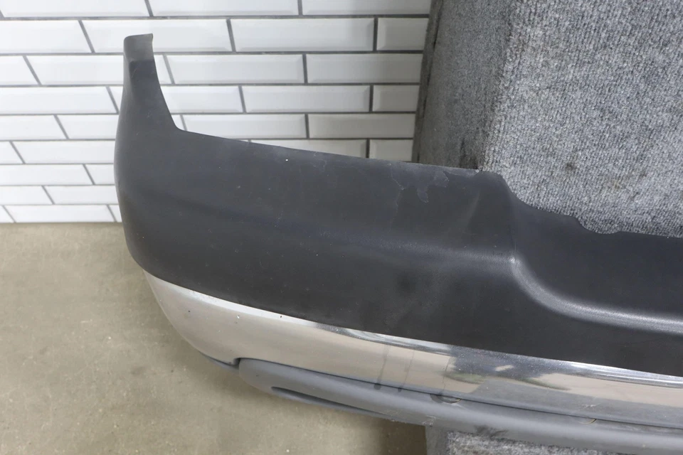 01-02 Chevy Silverado 2500HD OEM Front Bumper (HVY) See Photos - Imagem 4 de 4