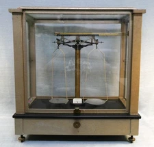 Vintage WM Ainsworth & Sons Type LC Balance Scale No. 33401 w/Ohaus Weight Set