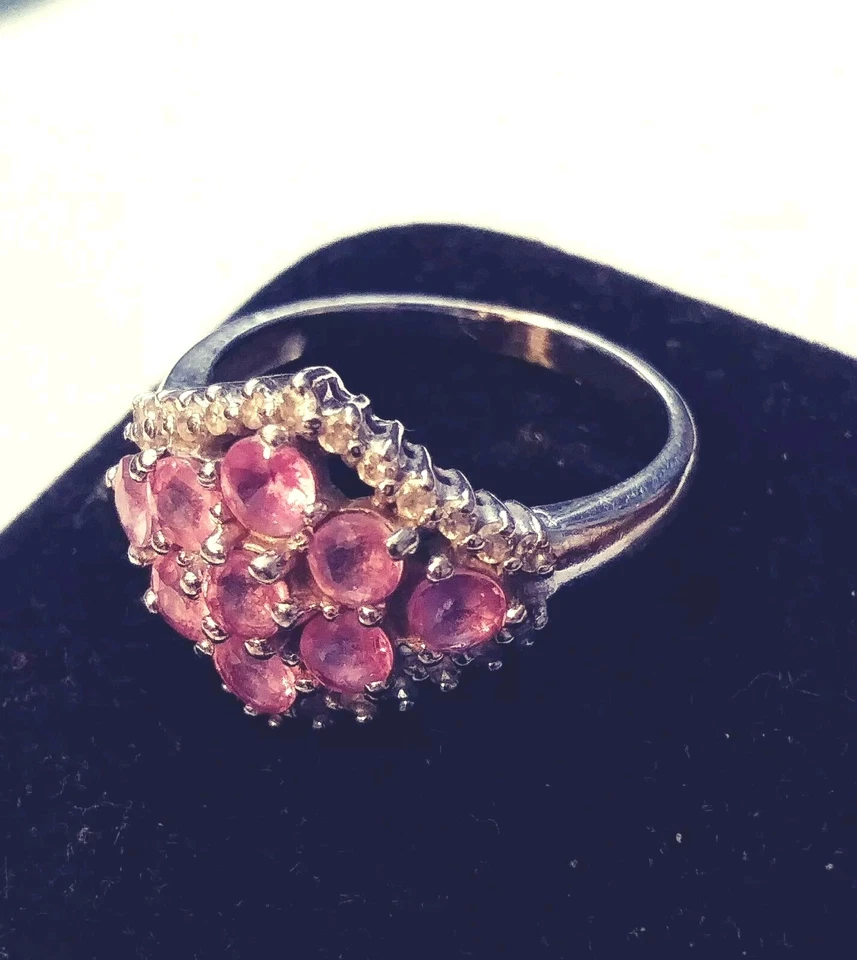 Anillo para mujer de oro blanco de 14K con turmalina rosa rodeado de diamantes Foto 2 de 4