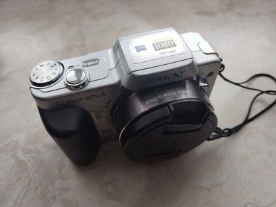 Sony Cyber-Shot DSC-H10 8.1MP DigitalKamera | Silber