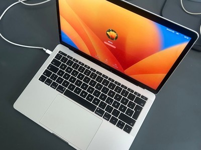 Apple MacBook Pro 13  Retina 2017   256 GB SSD   8 GB RAM