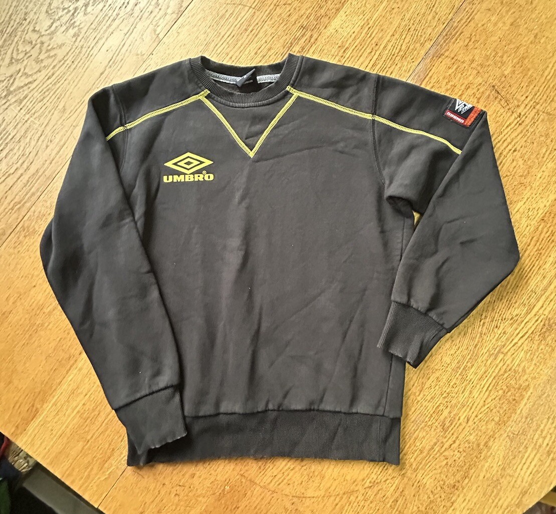 Sudadera De Colección Umbro Pro Negra Cuello Logo Grande Para Hombre Talla Med Hombre U