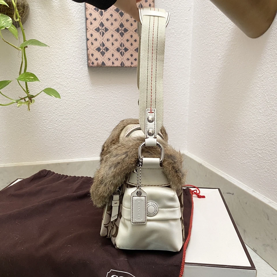 ✨ Bolso de hombro con solapa de esquí de firma de piel COACH y botas de cuña para nieve talla 9 ❄️ Foto 4 de 4