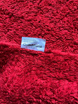 Rote Badematte Nagelneu. Gekauft in Maine USA bei Crate & Barrel, neu ohne Etikett