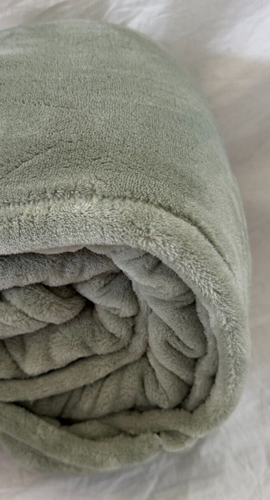 Calvin Klein Oversized Solid Sage Ultra Soft Plush King Blanket NIP - Picture 9 of 12