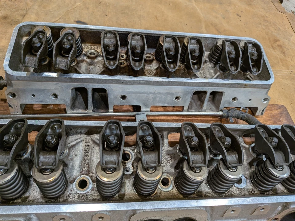 Culatas de aluminio Camaro Z28 LT1 96-97 con tubo cruzado 12551561 Foto 2 de 4