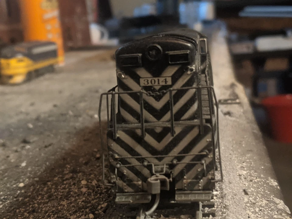 HO Scale Weathered Bachmann Spectrum ATSF/Santa Fe FM H16-44 Diesel Locomotive - Image 4 of 4