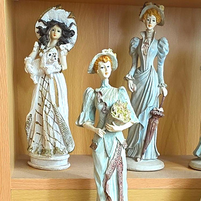 Unmarkierte Porzellan/Keramik Dame Figur, weiß matt Deko Menschen Motiv