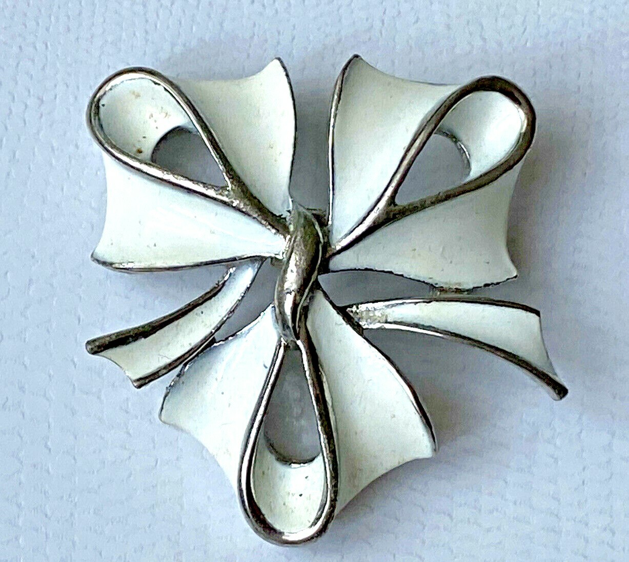 Broche vintage argentée émail blanc accessoire idéal pour mariages