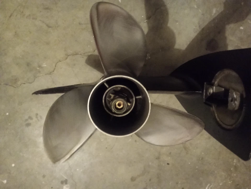 50 ELPT 4 tiempos Mercury 40-50 HP fueraborda unidad inferior caja de cambios hélice de acero inoxidable Foto 3 de 4