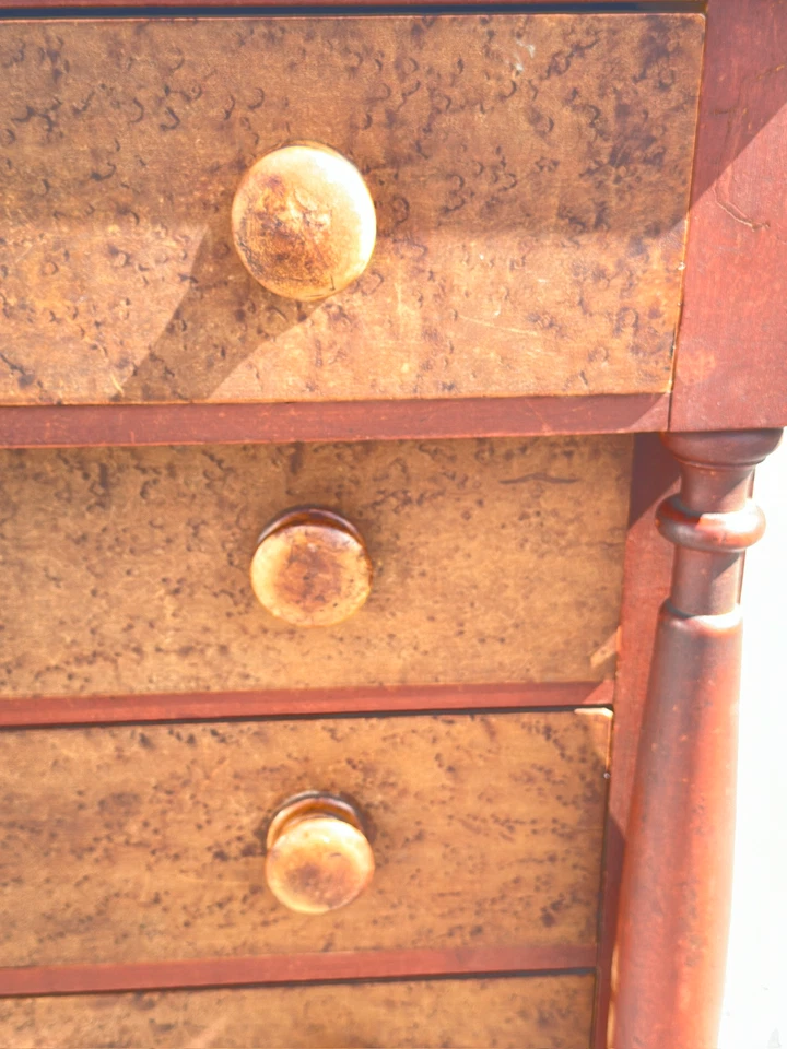 Cómoda antigua de arte popular de Nueva Inglaterra cómoda pintura roja lavada decorada Foto 3 de 4
