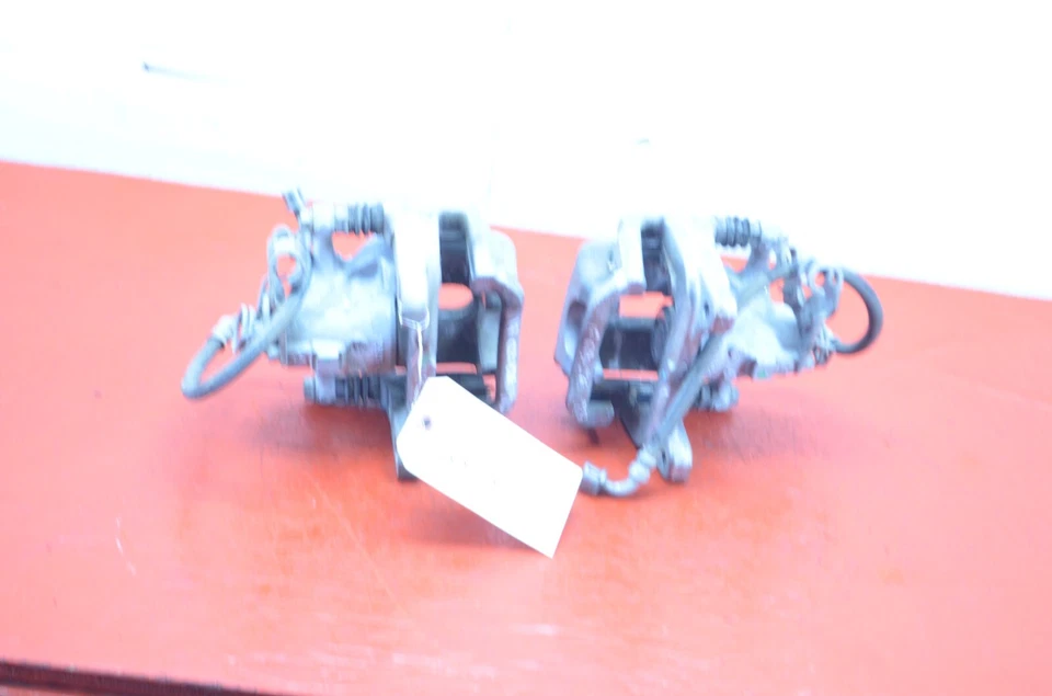 JUEGO DE PINZAS DE FRENO TRASERAS DERECHA/IZQUIERDA CHEVROLET CRUZE 16-19 OEM Foto 3 de 4