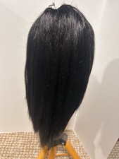 Pieza de pelo con cordón negro sedoso