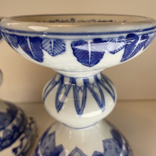 "Par de candelabros de pilar de cerámica Chinoiserie azul y blanco vintage largo 7,5""" - Imagen 13 de 16