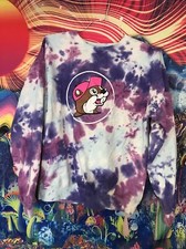 Buc-ees Tie Dye Sweatshirt Size S Purple Pink Crewneck Pullover Beaver Logo