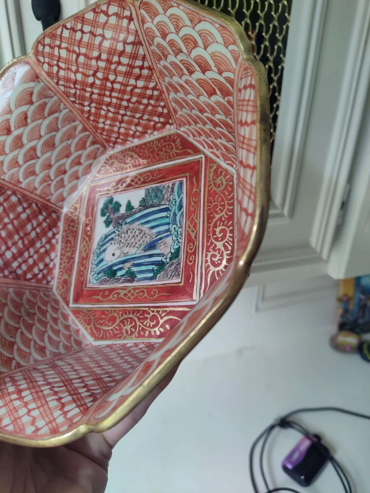 Hermoso cuenco antiguo japonés en forma de loto Imari dorado ondas de peces azul blanco Foto 3 de 4
