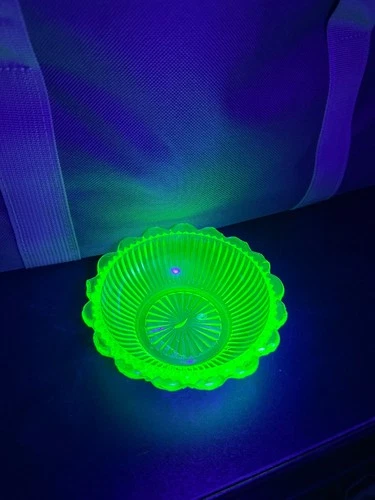 Vintage 1930's Green Uranium Depression Glass 4.5" Scalloped Berry Bowl