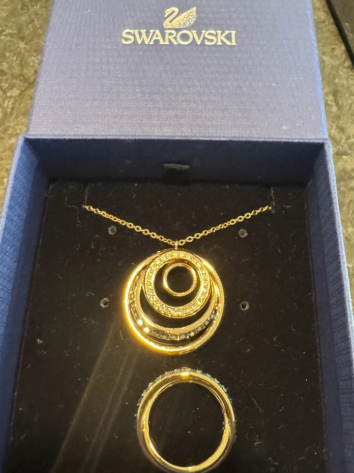 JUEGO SWAROWSKI Dinámico Forma Redonda Cristal, Tono Oro Rosa Colgante y Anillo Talla 7 Foto 3 de 4