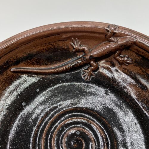 Signierte Kunstkeramik erhabene Eidechse Gecko Schüssel Wirbelgriffe schwarz braune Glasur 12 Zoll - Bild 2 von 16