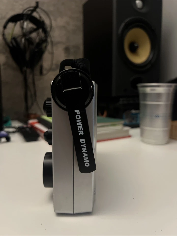 Midland ER102 Emergency Radio battery crank power weather alert AM/FM flashlight - Image 2 of 4