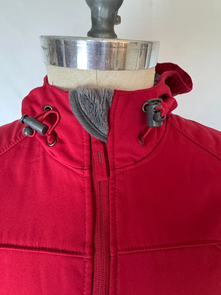 Chaqueta forrada de vellón con capucha roja SoftShell REI Free Country para mujer grande de piel sintética Foto 4 de 4