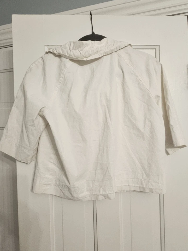 Chaqueta corta con cremallera y cuello capucha blanca Lacoste con bolsillos talla PEQUEÑA Foto 3 de 4