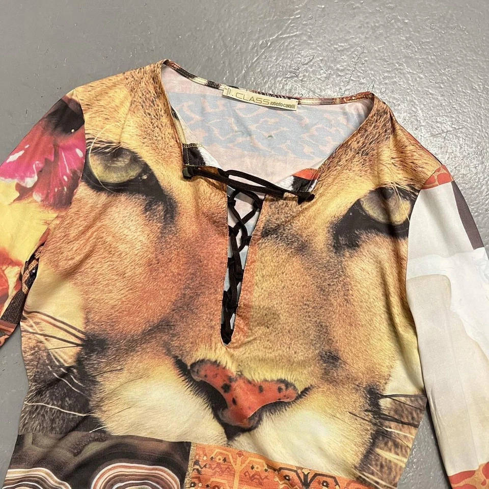 Blusa Vintage Y2K Roberto Cavalli Manga Longa Estampa Animal TAMANHO EU 40, IT 42, EUA 8 - Imagem 2 de 4