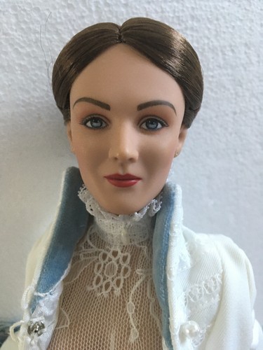 Tonner MARY POPPIN'S BAMBOLA VINILE 16" in SET DA TÈ ALTO a 3 pz. Tuta, Cappello, Scarpe - Foto 2 di 12
