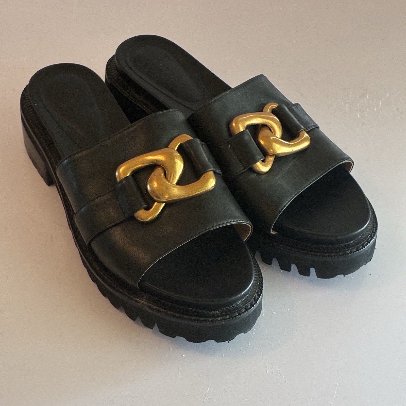 Sandalias gruesas deslizables Aerosols para mujer 9M Lima de cuero negro con hebilla dorada