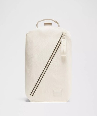 ルルレモン　Fast Track Bag 2.0 ホワイト Lululemon Fast Track Bag 2.0 9L - Light Ivory Brand New with tag