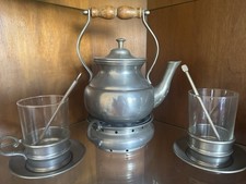 Versilberte Teekanne mit St&ouml;vchen, 2 Teeglashaltern und 2 Untertassen
