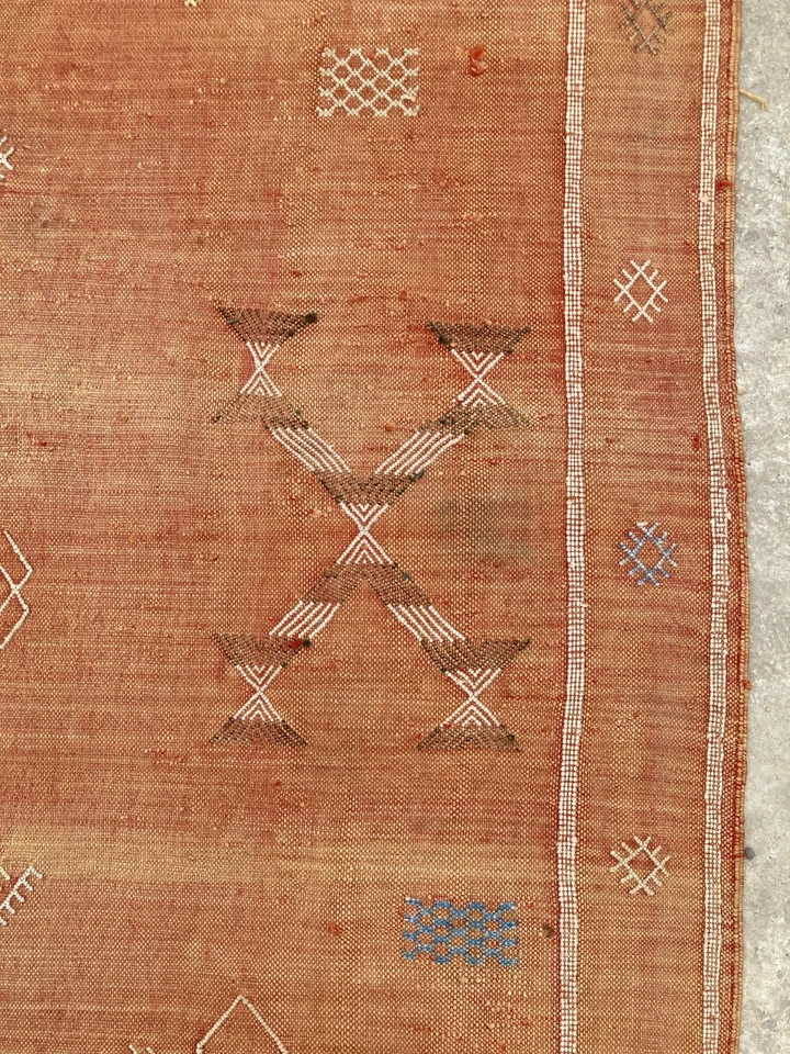 Hermosa alfombra de piso Kilim marroquí tradicional hecha a mano de colección 227x126 cm Foto 4 de 4