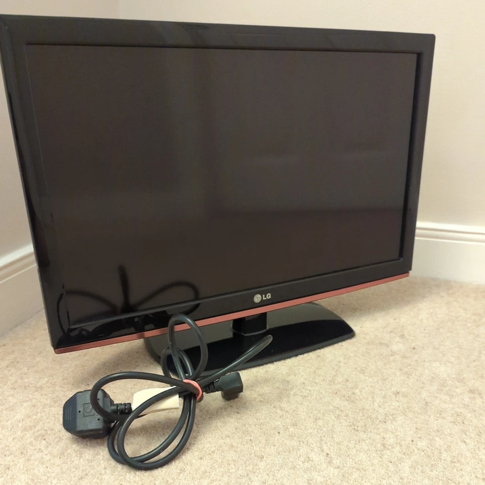 LG 22" TV Monitor 22LD350 Freeview & HDMI. Used in good condition. - Image 2 of 4