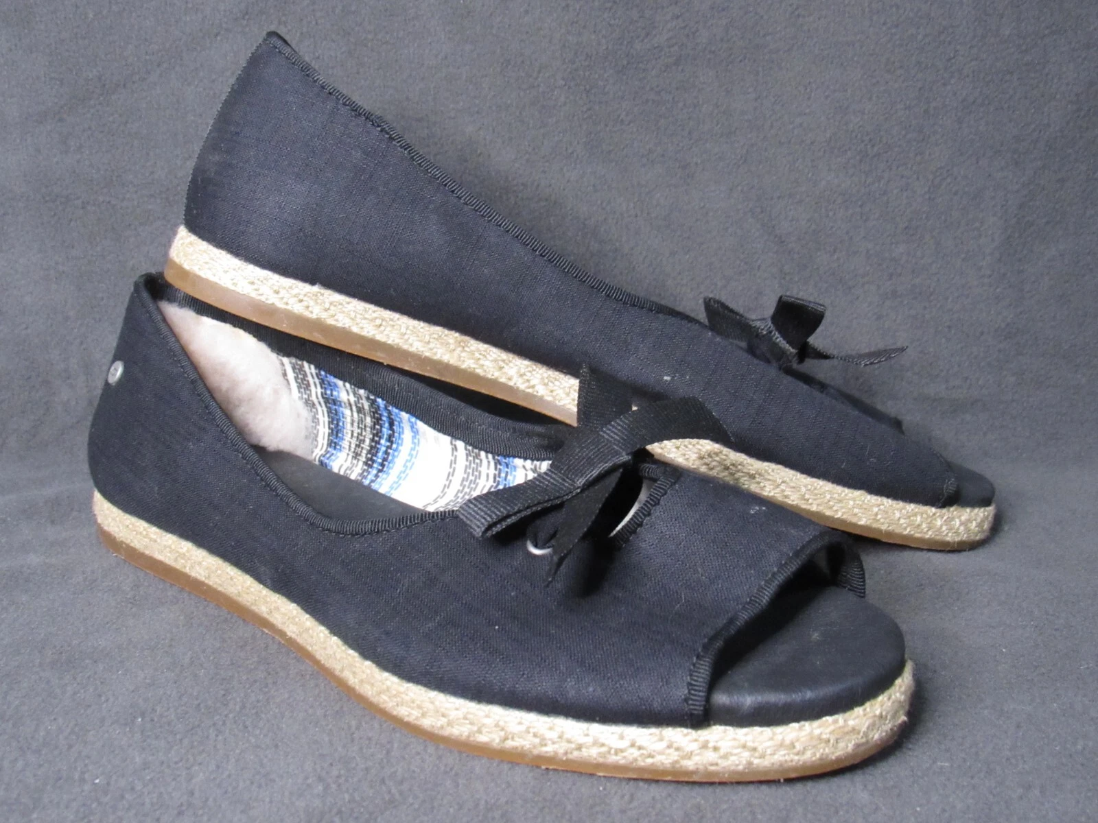 Ballerine espadrillas UGG Australia nere punta aperta fiocco tela Marleigh tacco 6 pelliccia