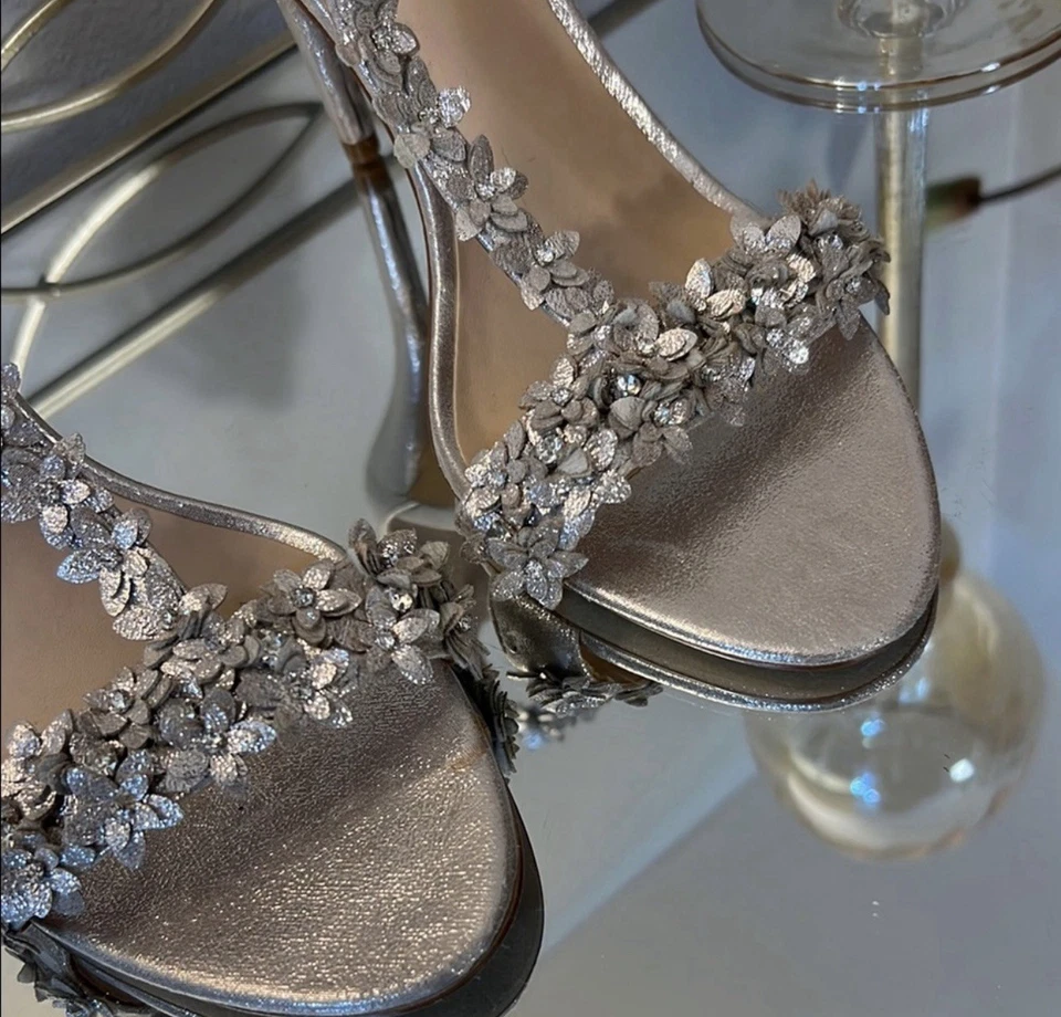 Tacones INC International Concepts plateados con tiras con adornos florales EE. UU. 8,5 Foto 4 de 4