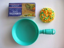 VTG TIKES FISHER PRICE PLAY FOOD   BOX MIXED VEGETABLES VEGGIES PAN GROCERY