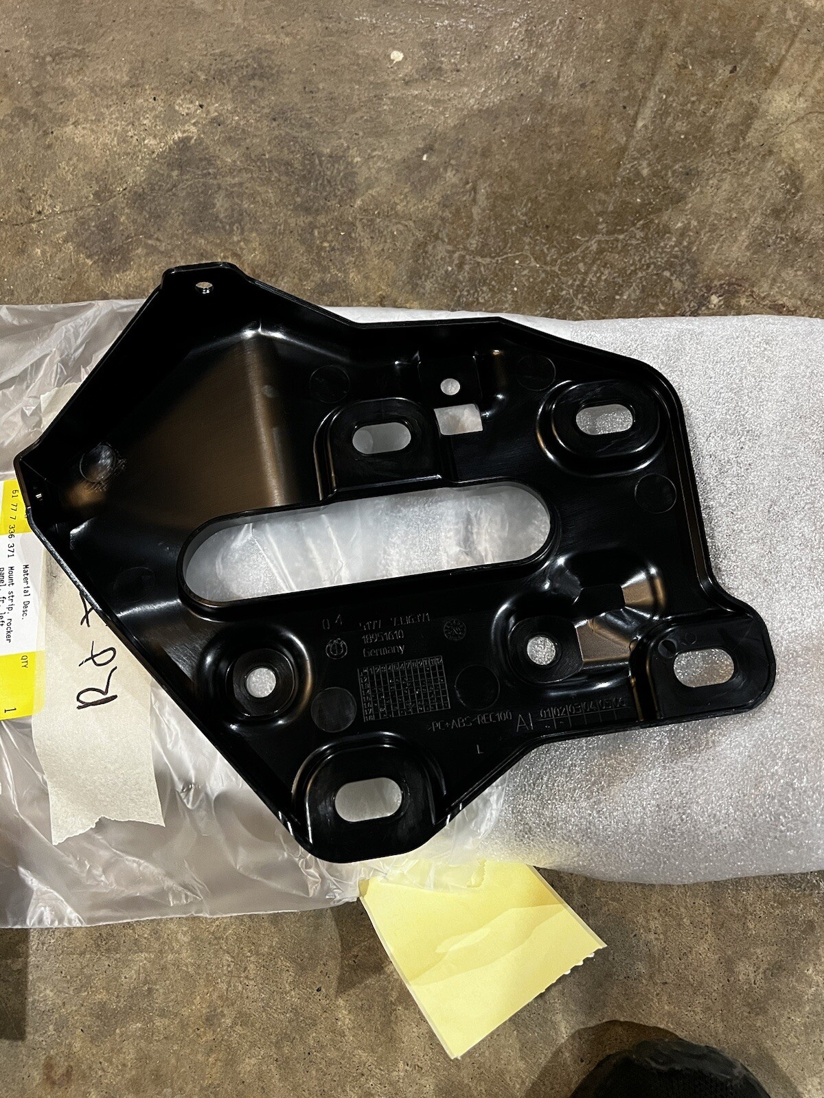 NEW BMW I8 OEM FRONT LEFT ROCKER PANEL MOUNT BRACKET 51777336371